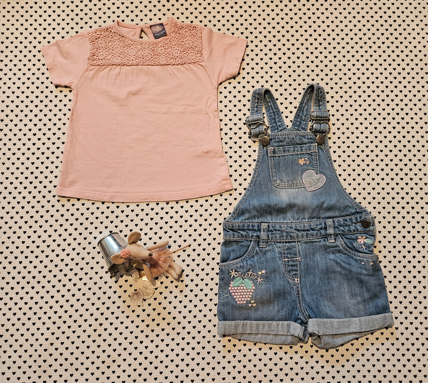 Minis Mädchen | Set: Latzhose kurz von F&F und T-Shirt von Naturaline, Gr. 92