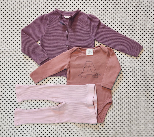 Minis Mädchen | 3-tlg. Kleiderset: Body von Zara, Leggings gerippt und Strickjacke von Pomp de Lux, Gr. 74