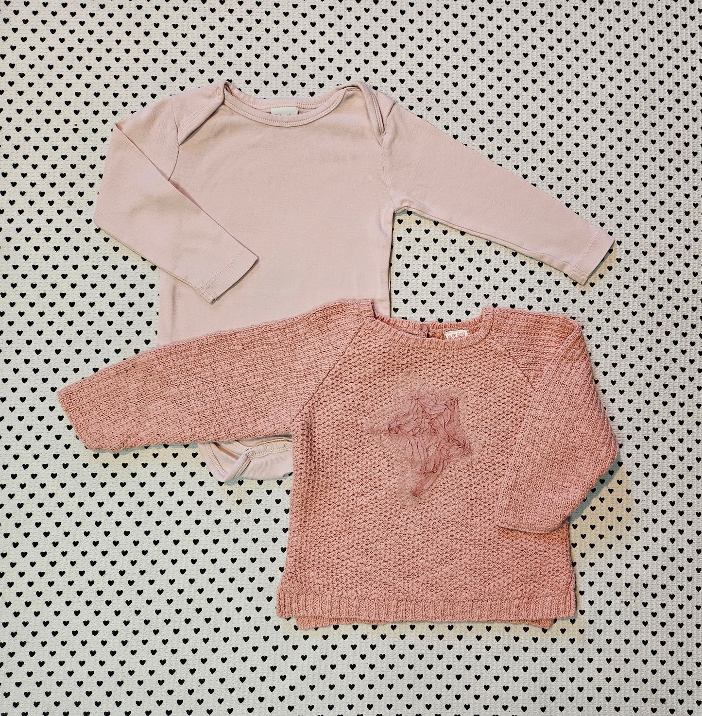 Minis Mädchen | Set: Strickpullover von Zara und Langarmbody von Smile, Gr. 74