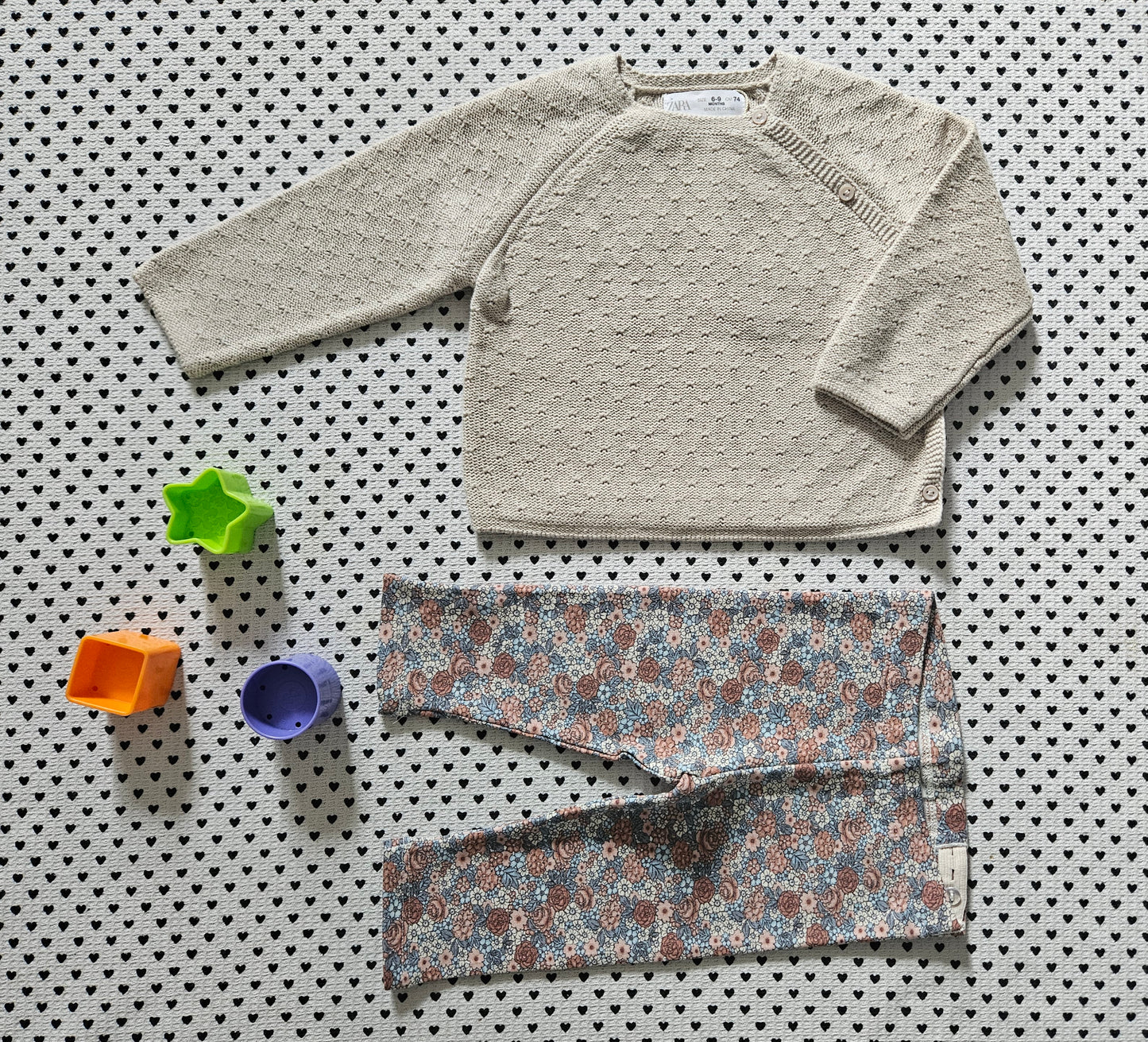 Minis Mädchen | Set: Strickpullover von Zara und Leggings von H&M, Gr. 68